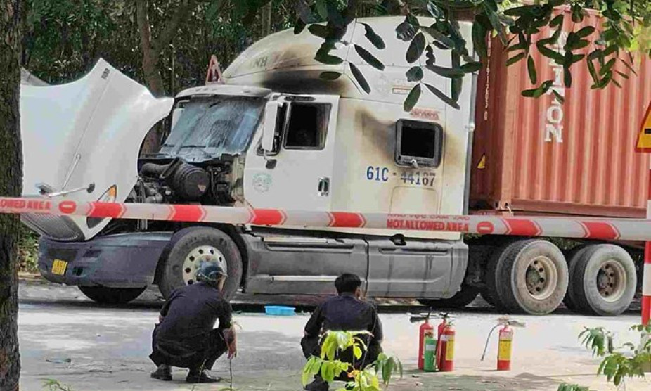 Phong tỏa hiện trường vụ cháy xe container, có người tử vong bên trong cabin