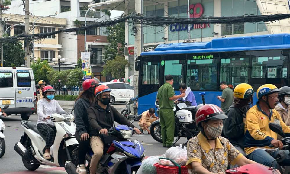 Va chạm với xe chở hàng, người phụ nữ tử vong, giao thông ùn ứ ở TPHCM