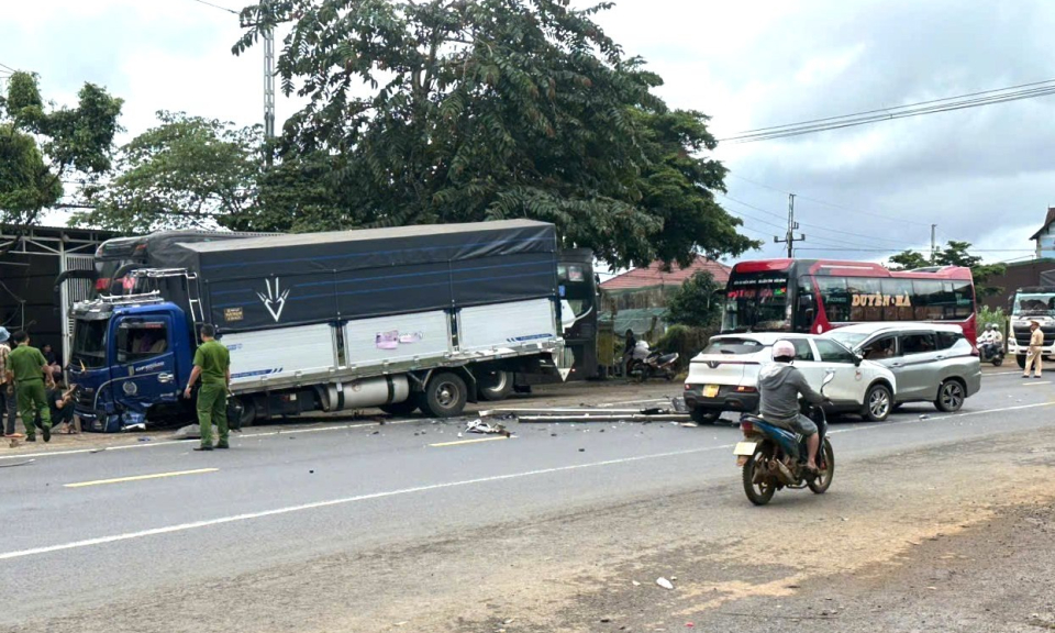Ô tô lao sang làn đường ngược chiều, gây tai nạn liên hoàn ở Lâm Đồng