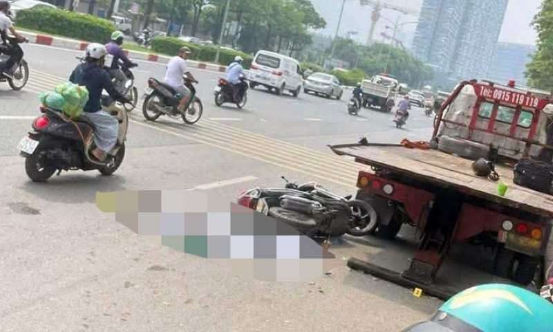Hà Nội: Tông vào ô tô cứu hộ đang dừng đỗ, người đi xe máy ngã ra đường, tử vong
