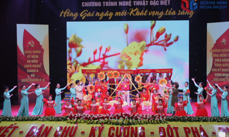Art show “Hong Gai - A new day of aspiration and radiance”