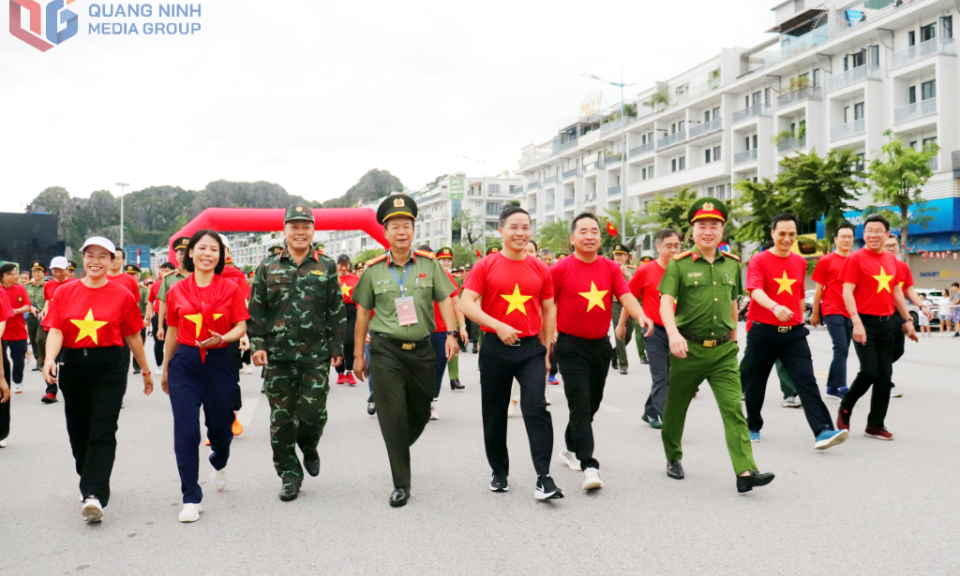 Hơn 30.000 người Quảng Ninh tham gia sự kiện “Cùng Việt Nam tiến bước”