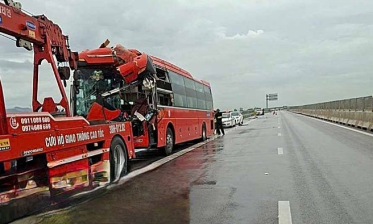 Tai nạn giao thông trên cao tốc, phá cửa đưa tài xế đi cấp cứu
