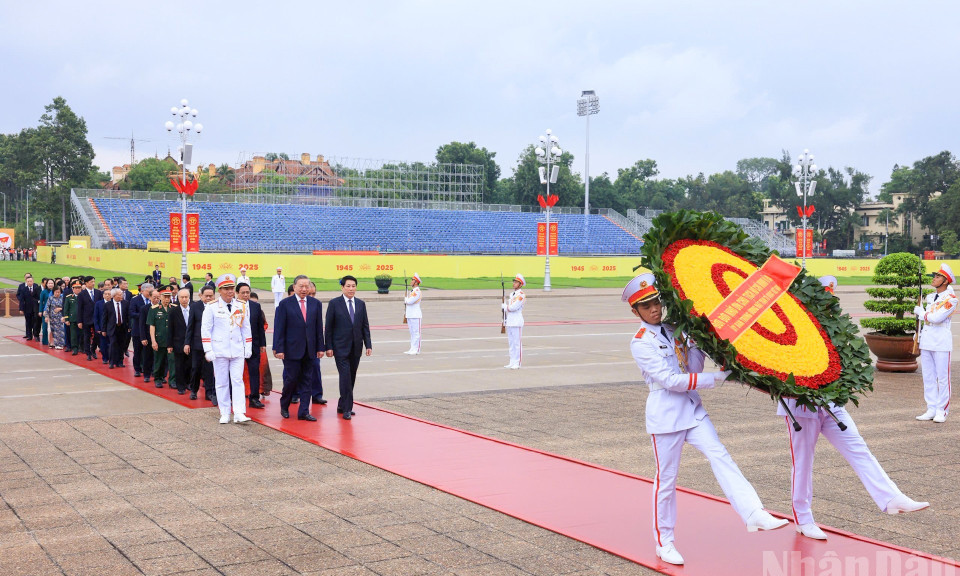 Lãnh đạo Đảng, Nhà nước vào Lăng viếng Chủ tịch Hồ Chí Minh và dâng hương tưởng niệm các Anh hùng-Liệt sĩ