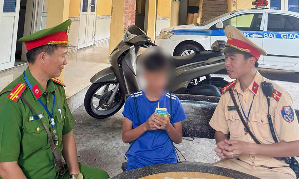Cháu bé cầu cứu CSGT khi đạp xe đi lạc từ Bắc Ninh lên Hà Nội