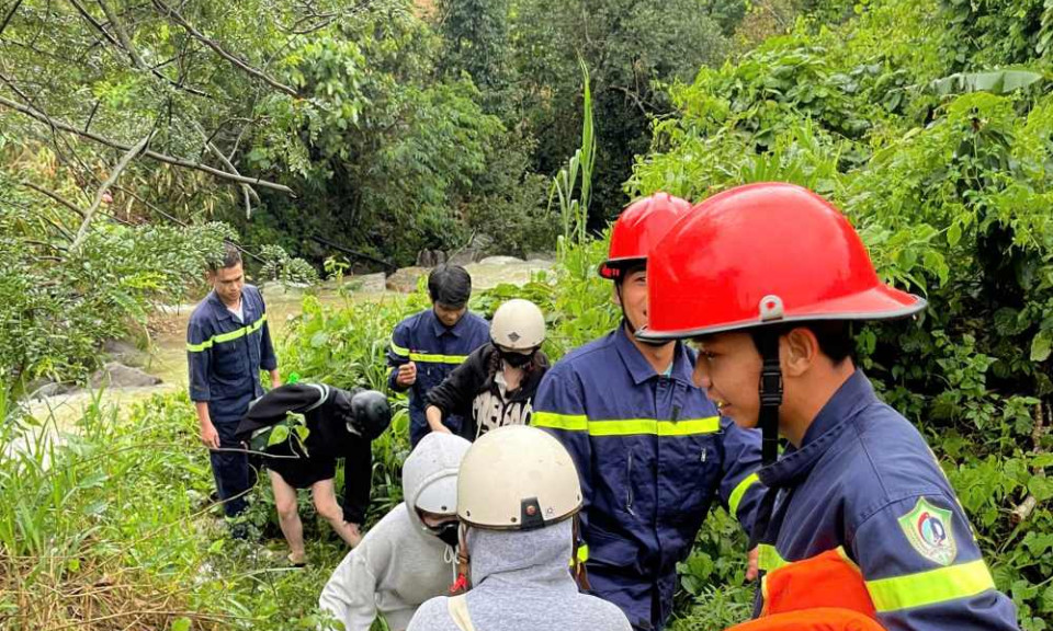 Giải cứu 4 nữ sinh mắc kẹt ở suối Mơ khi nước lũ bất ngờ đổ về