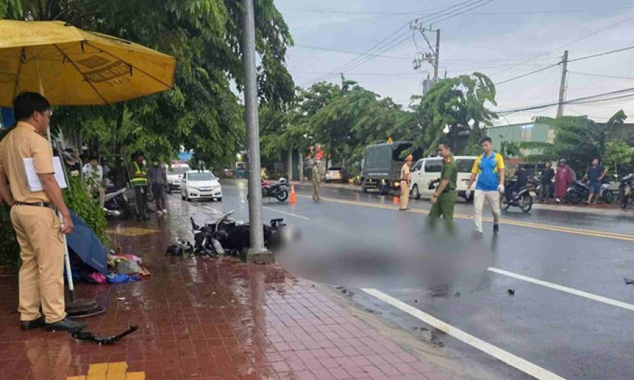 Nam thanh niên tử vong gần cột đèn chiếu sáng sau va chạm mạnh