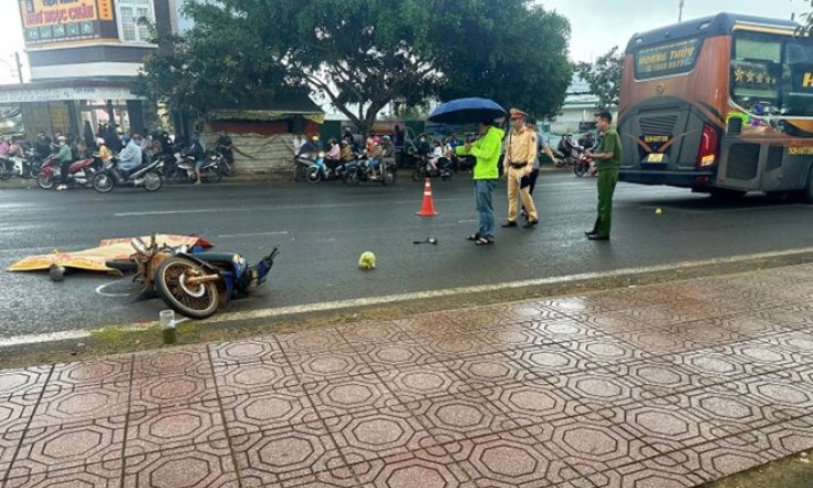 Người đàn ông điều khiển xe máy ngã ra đường bị xe khách cán tử vong