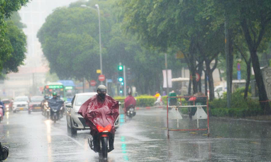 Thời tiết hôm nay 18/8: Đất liền mưa lớn, áp thấp gây dông gió dữ dội khắp Biển Đông