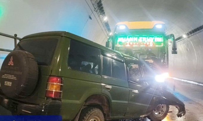 Xe khách va chạm xe con trong hầm Đèo Ngang, 2 người tử vong