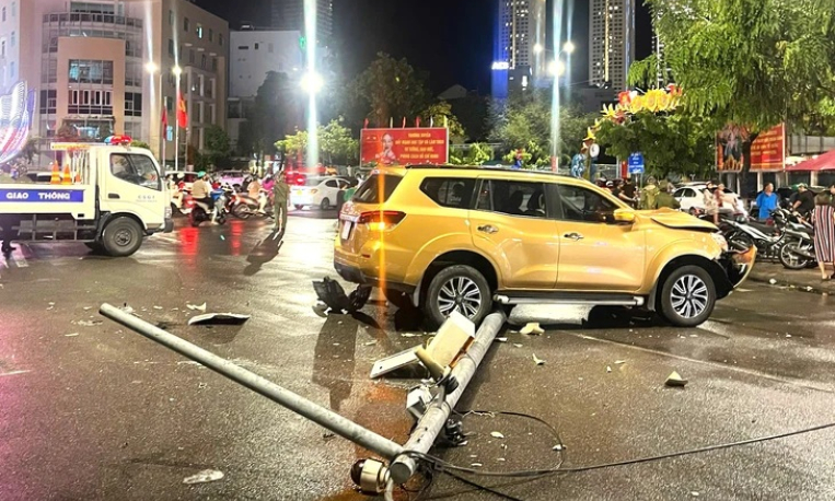 Xe hơi biển số TP.HCM lao lên vỉa hè, tông gãy trụ camera giao thông tại Nha Trang
