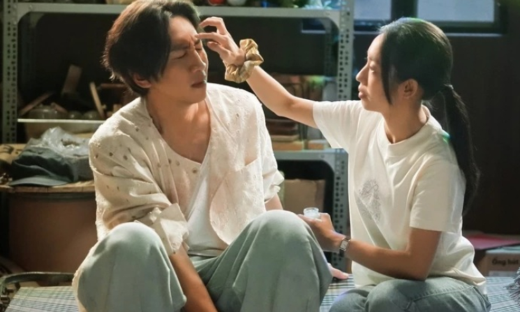 Lee Kwang Soo ăn bánh mì vỉa hè Sài Gòn, 'yêu' nàng thơ Hoàng Hà