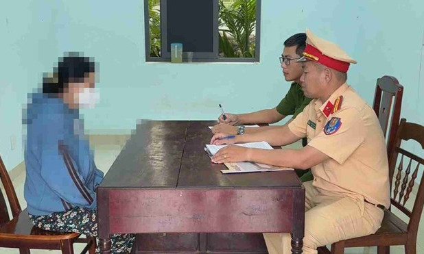 Cụ bà 70 tuổi ở Đắk Lắk đi xe đạp điện tông người khác rồi rời khỏi hiện trường
