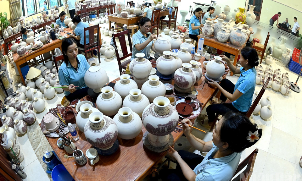 Nghệ nhân Chu Đậu hối hả sản xuất gốm quà tặng nhân kỷ niệm 80 năm Cách mạng Tháng Tám và Quốc khánh 2/9 