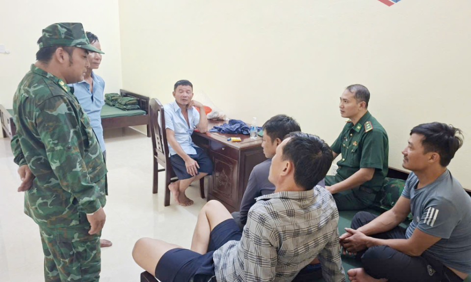 Đồn Biên phòng Đảo Trần: Kịp thời hỗ trợ 10 ngư dân gặp nạn trên biển