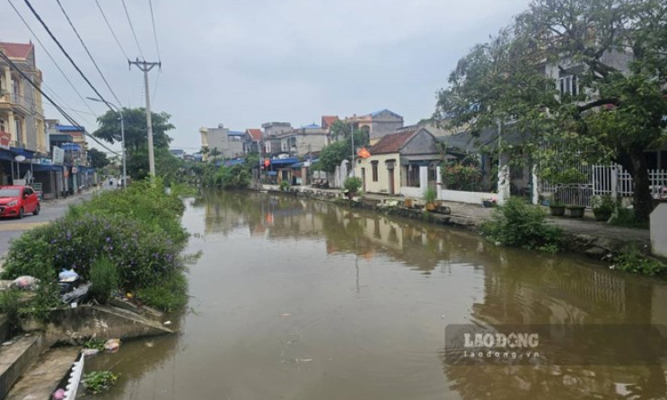 Mẹ ôm con nhỏ nghi nhảy sông ở Ninh Bình