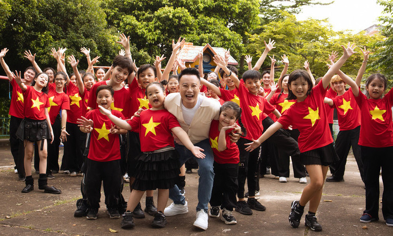 Ca sĩ Hoàng Bách ra mắt MV “Yêu nụ cười Việt Nam”