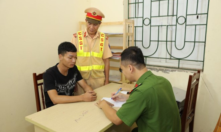 Đi taxi mang pháo nổ, nam thanh niên bị bắt tại Hưng Yên