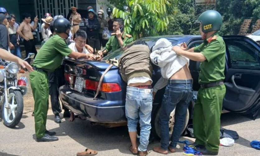 Cảnh sát Lâm Đồng truy đuổi hơn 30km, bắt 3 kẻ trộm cắp đi ô tô gắn biển số giả