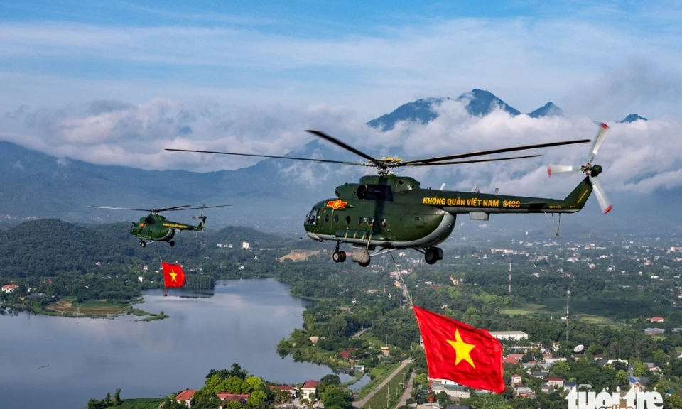 Trực thăng bay huấn luyện đội hình treo cờ Đảng, cờ Tổ quốc