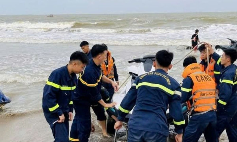 Khẩn trương tìm kiếm 2 cháu bé mất tích khi đi tắm biển
