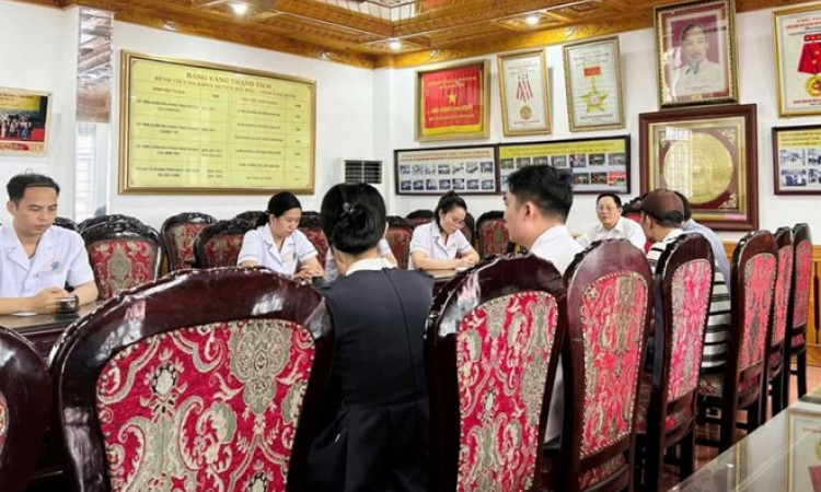 Nhân viên y tế bị tấn công khi đang đón tiếp người bệnh ở Ninh Bình