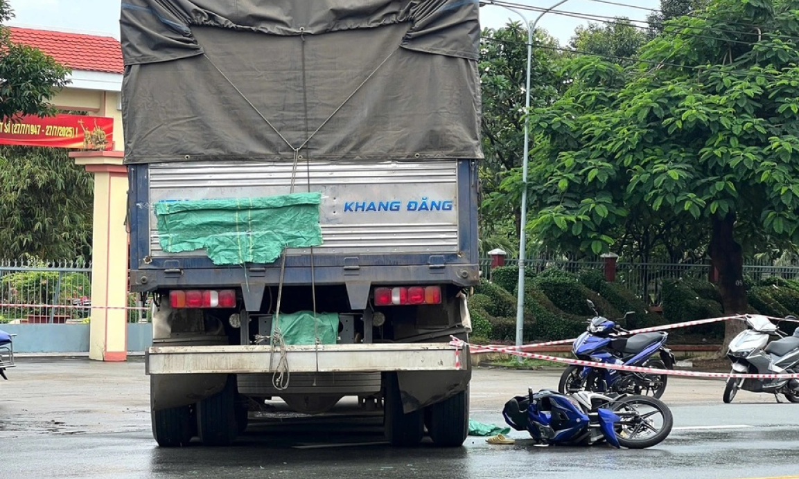 Xe máy văng vào bánh xe tải sau cú phanh gấp, nam thanh niên tử vong