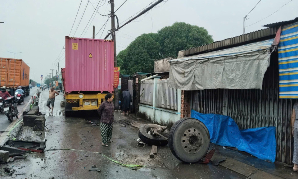 TP.HCM: Xe container cày nát hàng chục mét dải phân cách, rớt bánh ra ngoài