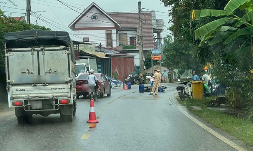 Thanh niên tử vong sau khi đâm vào hộp gạch ốp lát và xe tải bên đường