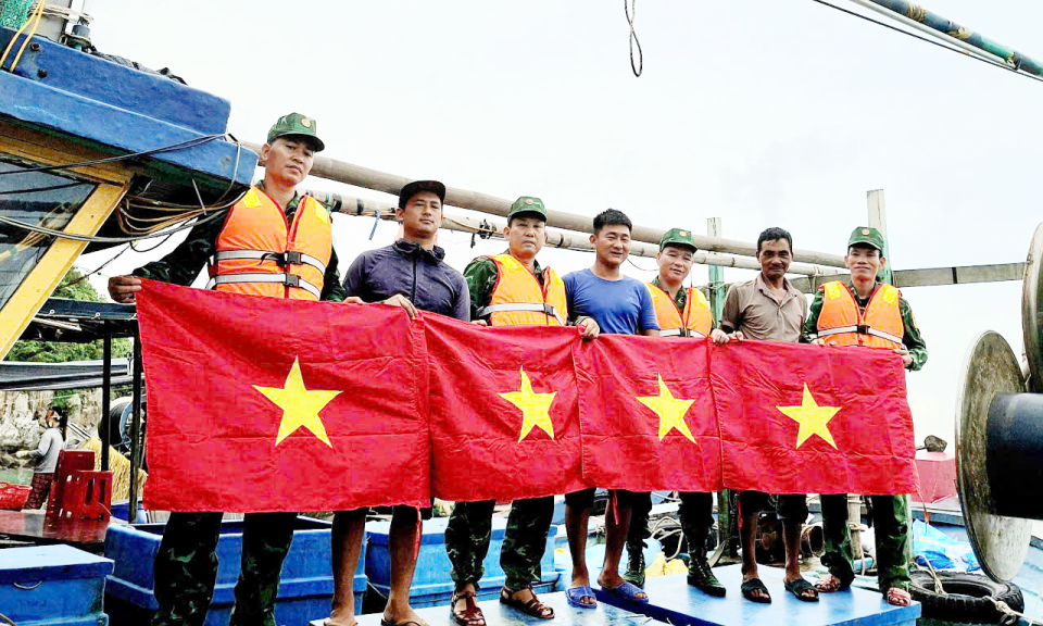 Đồn Biên phòng Đảo Trần tặng cờ Tổ quốc cho ngư dân