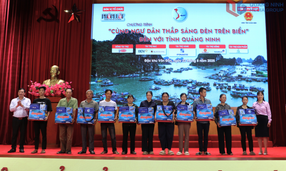 Chương trình “Cùng ngư dân thắp sáng đèn trên biển” tại đặc khu Vân Đồn