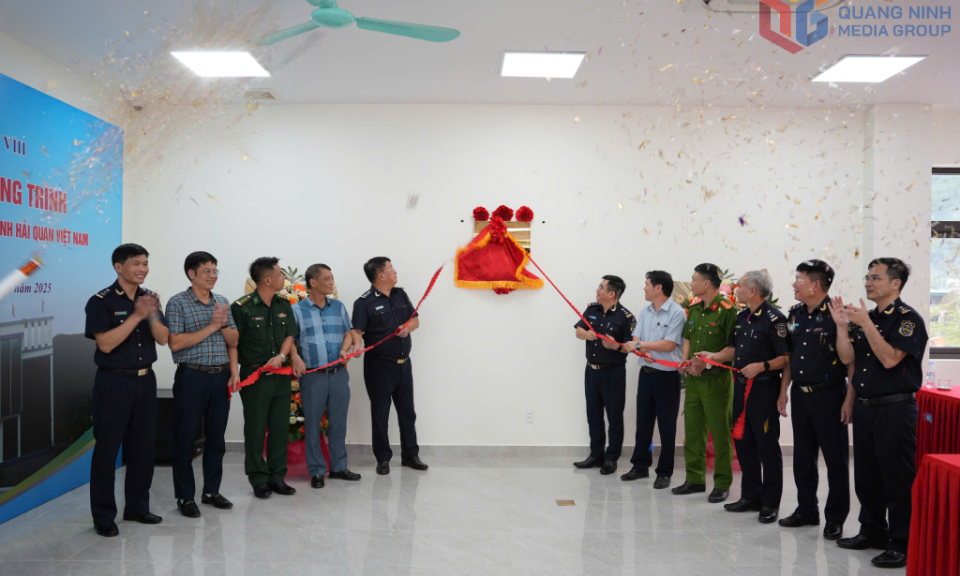 Gắn biển công trình chào mừng kỷ niệm 80 năm Ngày truyền thống Hải quan Việt Nam