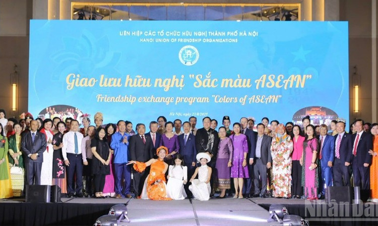Giao lưu hữu nghị “Sắc màu ASEAN”