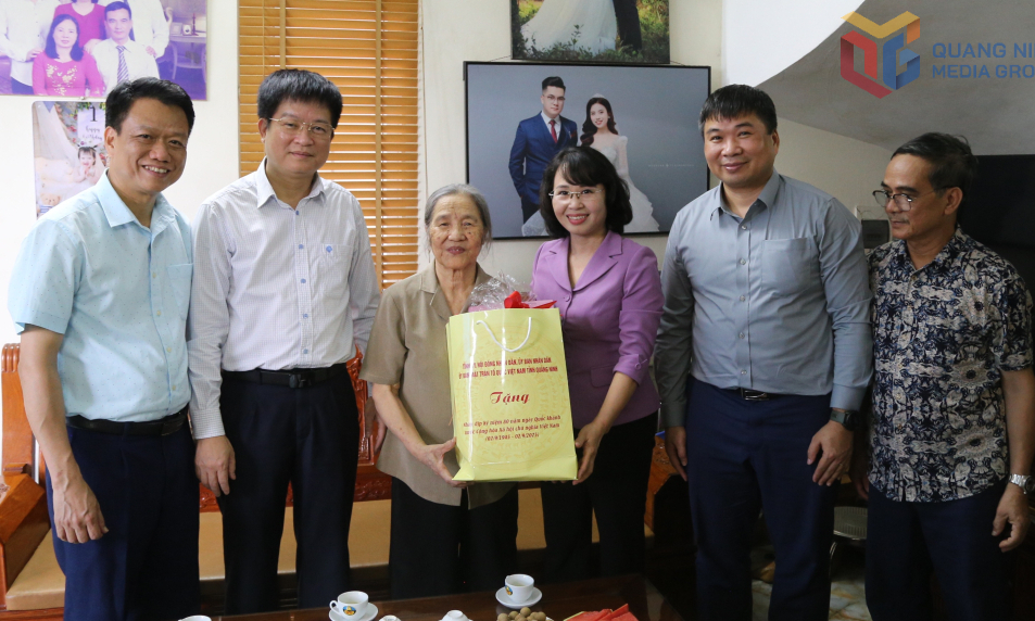 Đồng chí Phó Bí thư Thường trực Tỉnh ủy, Chủ tịch HĐND tỉnh thăm, tặng quà dịp Quốc khánh 2/9