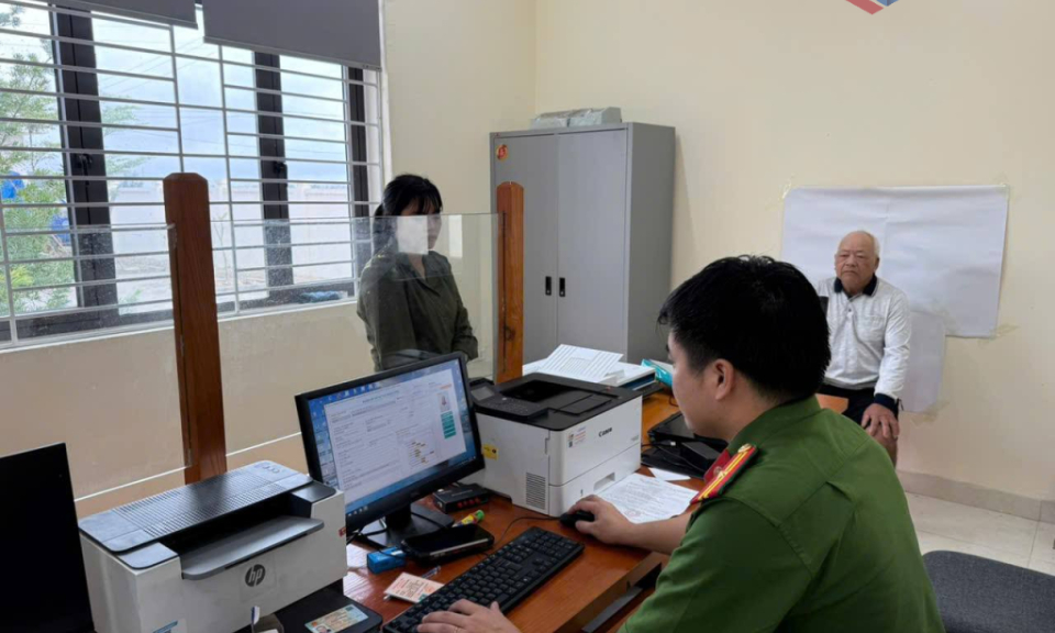 Tập trung hoàn thành cấp đổi thẻ đảng viên