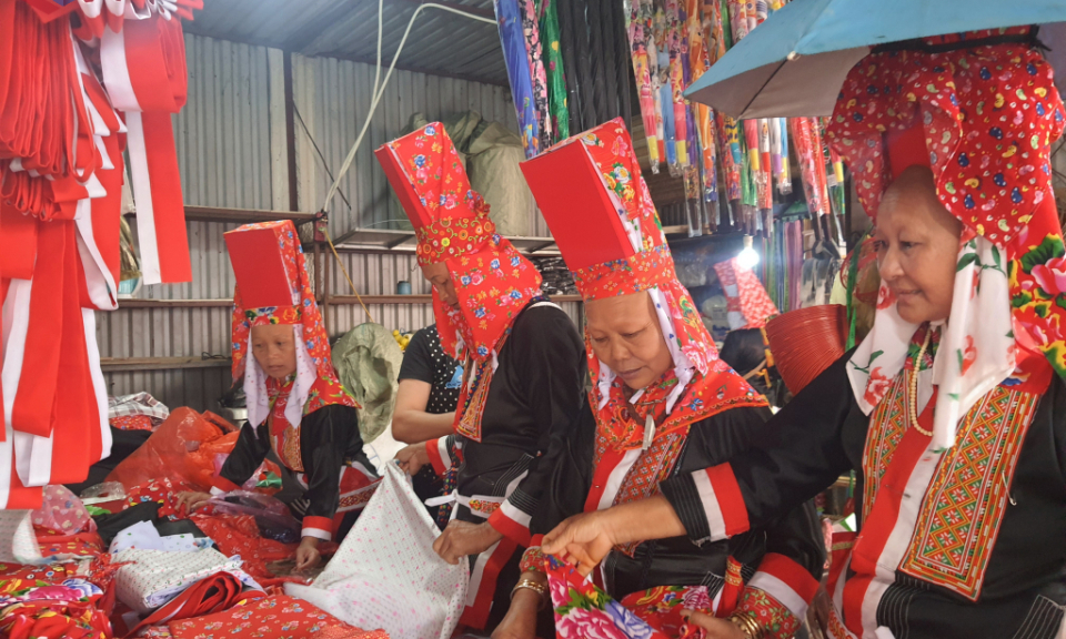 Phát triển du lịch gắn với phát huy các giá trị văn hoá