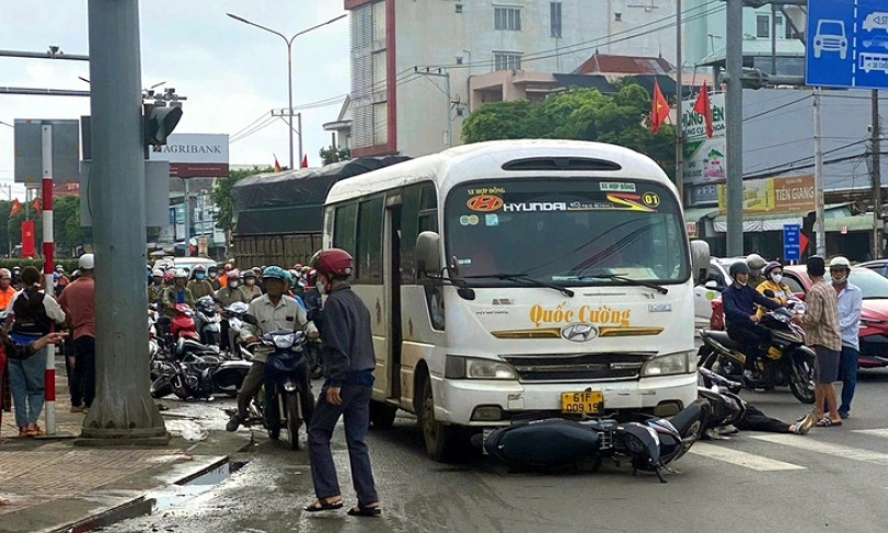 Xe khách tông hàng loạt xe máy chờ đèn đỏ trên quốc lộ 14