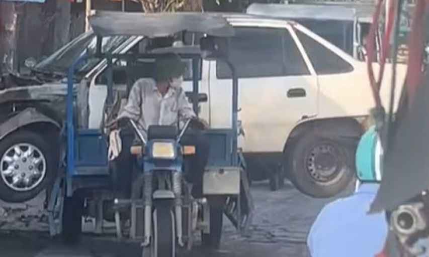 Chạy xe ba gác chở 'xác' ô tô, người đàn ông ở TP.HCM bị phạt