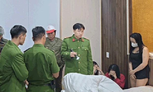 Bắt quả tang 2 nam, 3 nữ sử dụng ma túy trong homestay ở Măng Đen