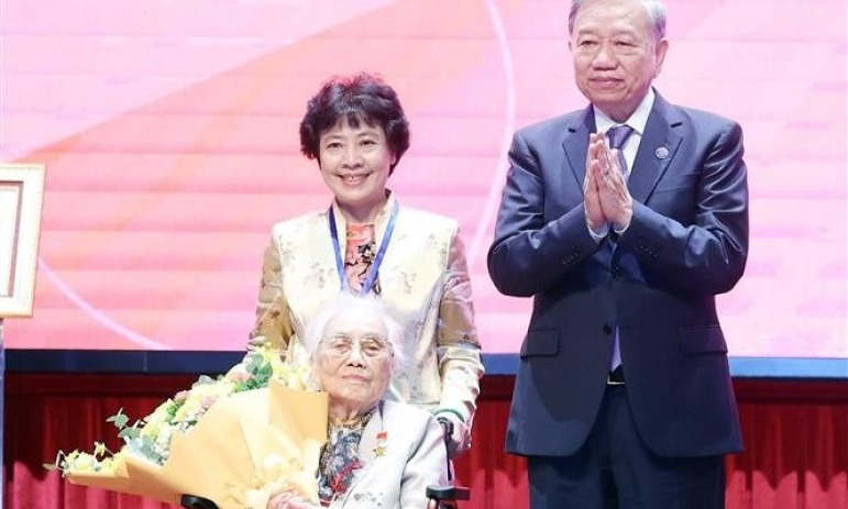 Trao tặng danh hiệu Anh hùng Lao động cho nguyên Phó Chủ tịch nước Nguyễn Thị Bình