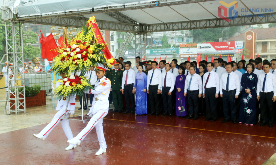 Đoàn đại biểu tỉnh dâng hương tại Đài tưởng niệm các Anh hùng liệt sĩ và Tượng đài đồng chí Vũ Văn Hiếu