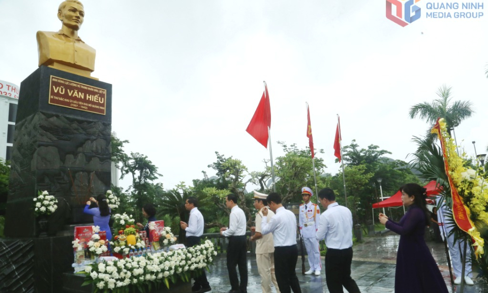 Provincial delegation pays tribute at the monument to fallen heroes and the statue of comrade Vu Van Hieu