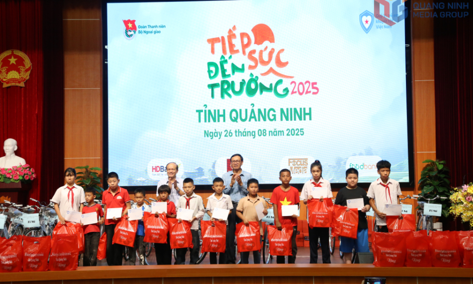 Trao quà, học bổng và nhận đỡ đầu cho trẻ khuyết tật, học sinh có hoàn cảnh khó khăn