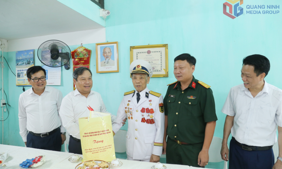 Đồng chí Bí thư Tỉnh ủy thăm, tặng quà nhân kỷ niệm 80 năm Cách mạng Tháng Tám và Quốc khánh 2/9