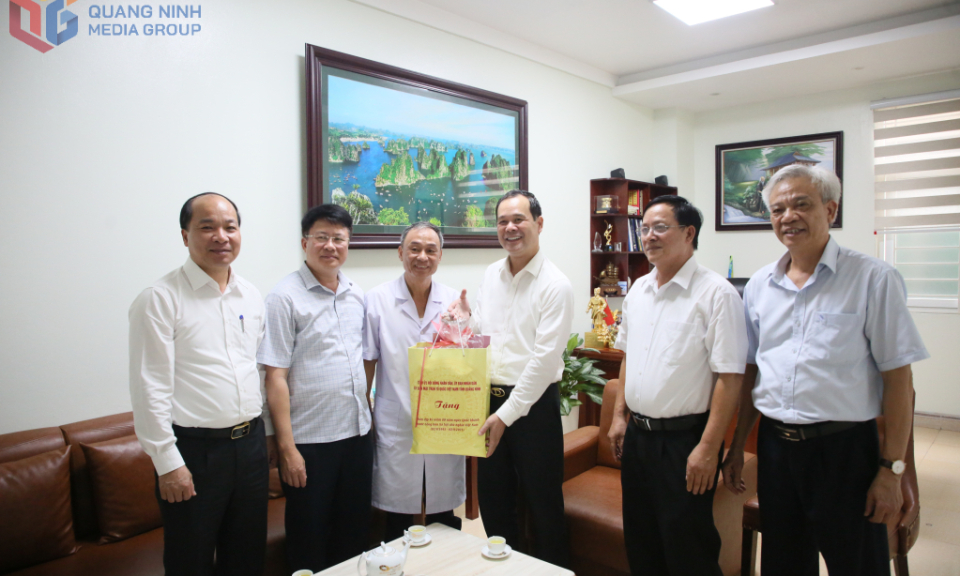 Trưởng Ban Nội chính Tỉnh ủy thăm, tặng quà các Nghệ sĩ Nhân dân, Thầy thuốc Nhân dân