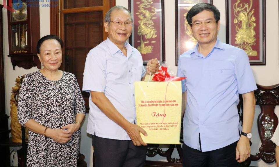 Phó Bí thư Tỉnh ủy Vũ Quyết Tiến thăm, tặng quà Mẹ Việt Nam Anh hùng và Thầy thuốc Nhân dân