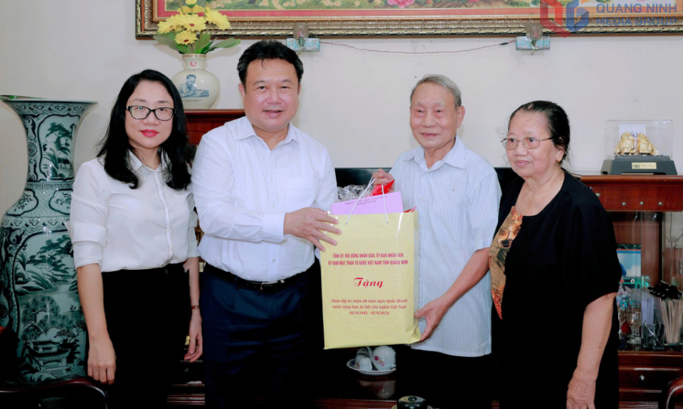 Chủ nhiệm Uỷ ban Kiểm tra Tỉnh uỷ thăm, tặng quà Anh hùng Lao động, Nhà giáo Nhân dân