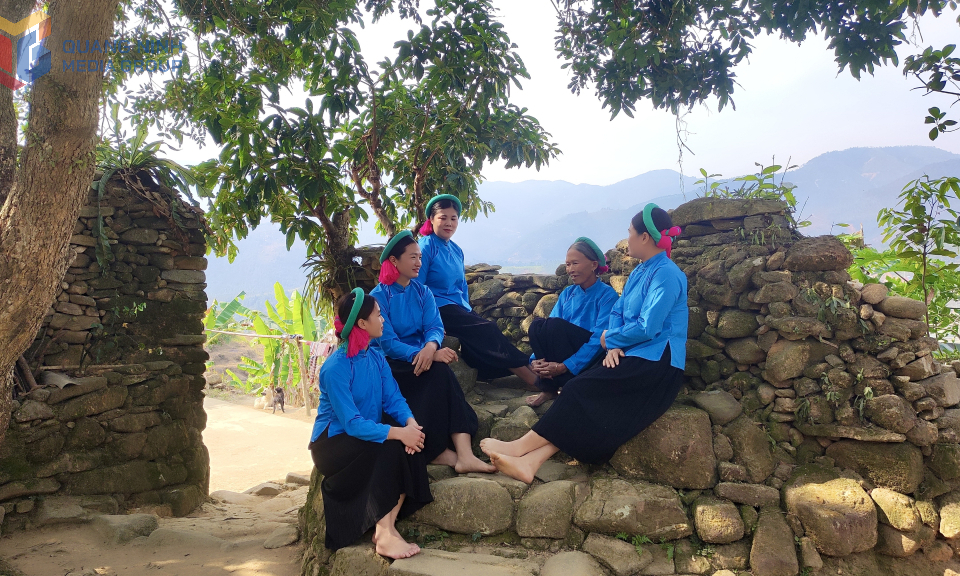 Xây dựng và phát triển văn hoá, xã hội, con người giàu bản sắc Quảng Ninh