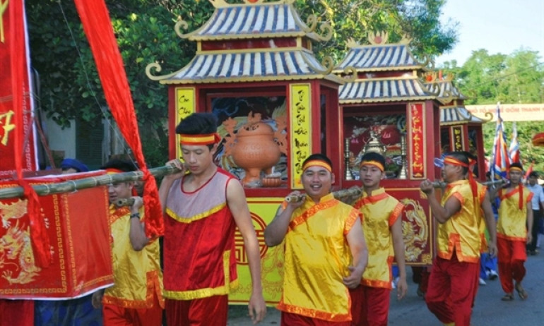 Ceremonial processions and clay art shine at craft village festival