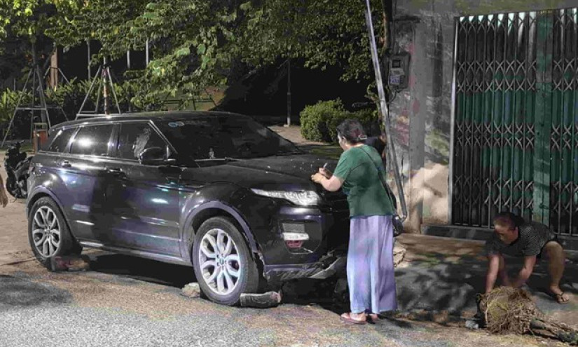 Xe Range Rover tông loạt xe máy, lao vào nhà dân ở Đắk Lắk